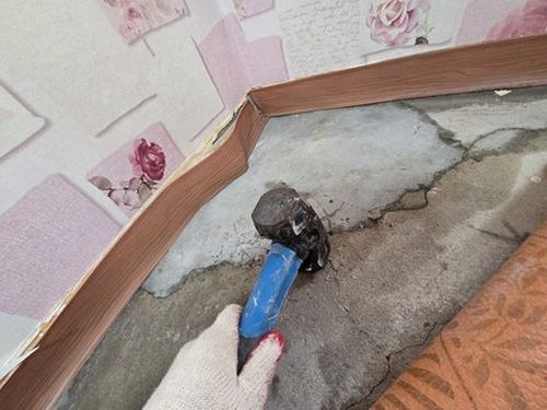 영통구 누수탐지 벽면 얼룩과 천장 누수 흔적을 확인하는 모습