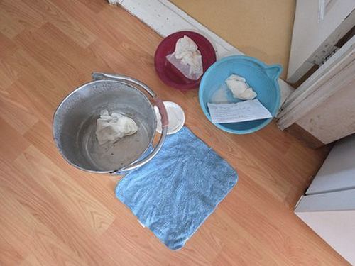 영통구 누수탐지 거실 천장 얼룩과 주변 배관 상태를 확인하는 점검 장면