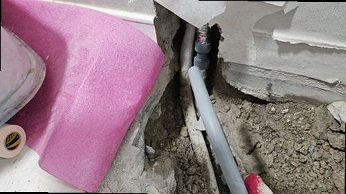 영통구 누수탐지 보일러 압력계와 난방 분배기 연결부를 점검하는 모습