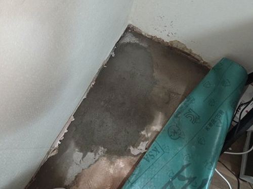 영통구 누수탐지 거실 천장의 누수 흔적과 주변 벽면 상태를 살피는 모습