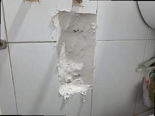 강남구 누수탐지 수도계량기 별침과 누수 피해 흔적을 확인하는 모습