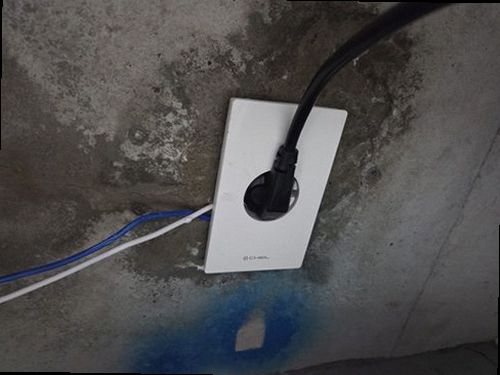 강남구 누수탐지 천장 얼룩 부위의 수분 측정과 열화상 점검 장면