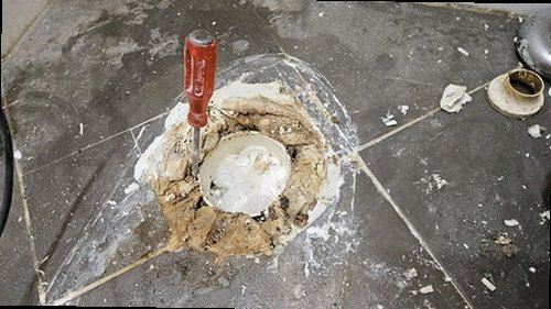 해운대구 누수탐지 천장 누수 흔적과 수분 측정기를 확인하는 현장