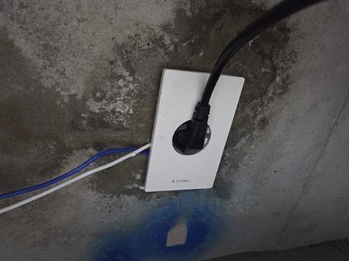 해운대구 누수탐지 열화상 카메라로 벽면 온도 차이를 확인하는 장면
