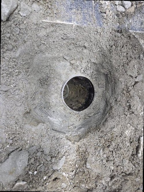 해운대구 누수탐지 욕실 벽면 얼룩과 타일 주변 수분 흔적을 확인하는 현장