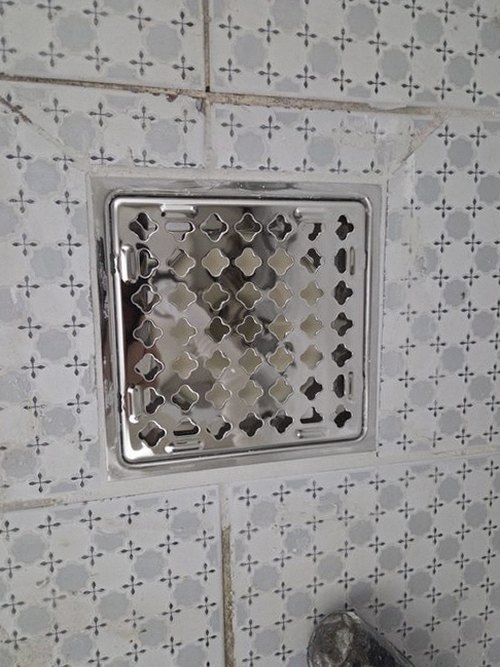 해운대구 누수탐지 수도계량기 별침 확인 및 욕실 바닥 누수 흔적 점검 장면