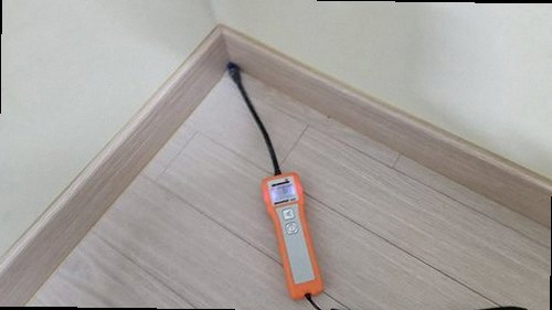 해운대구 누수탐지 천장 얼룩과 벽면 습기를 확인하는 모습