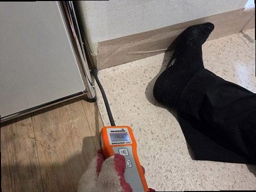 옥천군 누수탐지 싱크대 하부장 내부와 급수 및 배수 배관을 확인하는 현장
