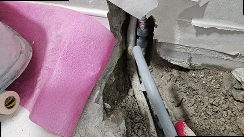 옥천군 누수탐지 보일러와 난방 분배기 주변 배관을 점검하는 모습