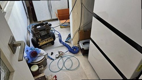 금천구 누수탐지 싱크대 하부장과 벽지의 물자국을 확인하는 현장