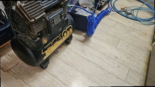 금천구 누수탐지 천장 누수 흔적과 수분 측정기를 확인하는 모습
