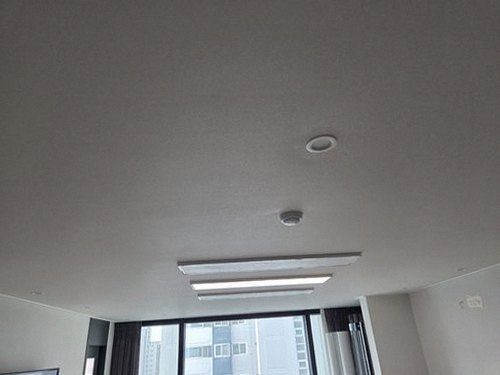금천구 누수탐지 청음 탐지기로 벽면을 비교 청음하는 장면