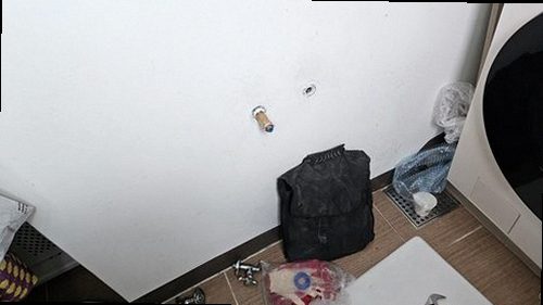 청주시 흥덕구 누수탐지 천장 누수 흔적과 배관 구조를 확인하는 모습