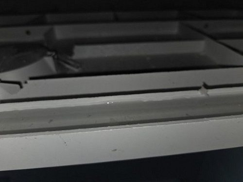 청주시 흥덕구 누수탐지 베란다 바닥 배수구 주변과 벽면 모서리의 물 자국 점검 장면