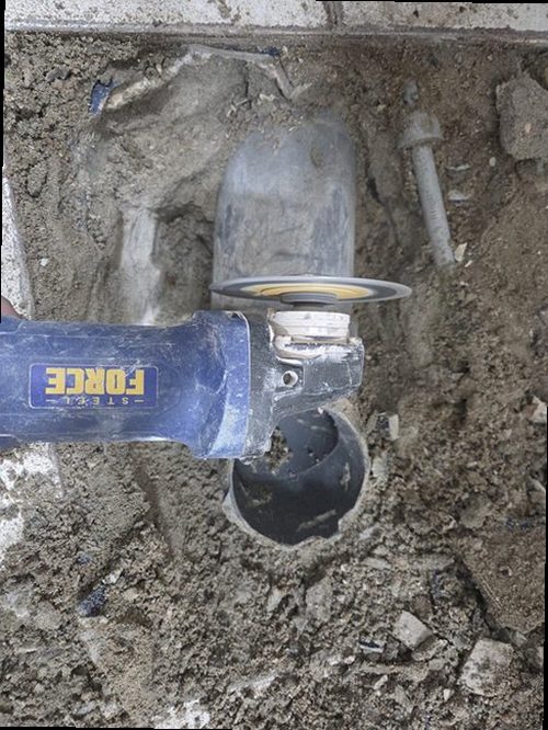 청주시 흥덕구 누수탐지 싱크대 하부장과 벽면의 누수 흔적을 확인하는 현장