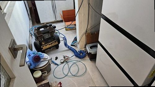 부산 동구 누수탐지 거실 천장에 번진 누수 얼룩과 점검 준비 모습
