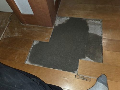 부산 동구 누수탐지 거실 천장 누수 흔적 점검 장면