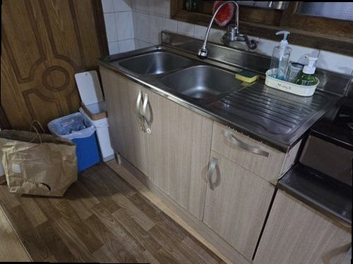 대덕구 누수탐지 싱크대 하부장과 수도 및 배수 배관 점검 모습