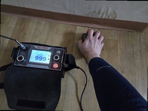 대덕구 누수탐지 천장 누수 흔적과 배관 구조를 확인하는 모습