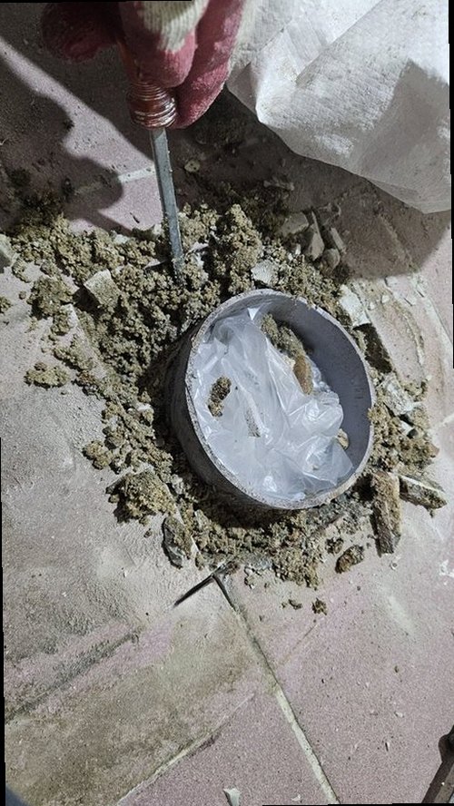 사상구 누수탐지 베란다 벽면의 누수 흔적과 페인트 상태를 확인하는 모습