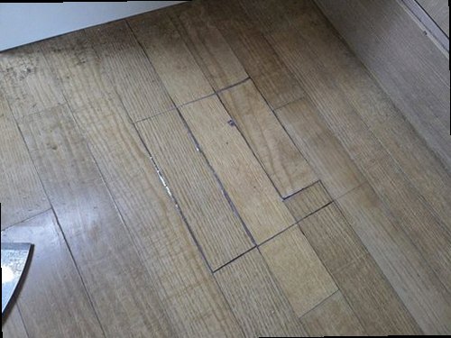 사상구 누수탐지 거실 천장에 번진 누수 흔적과 벽지 들뜸