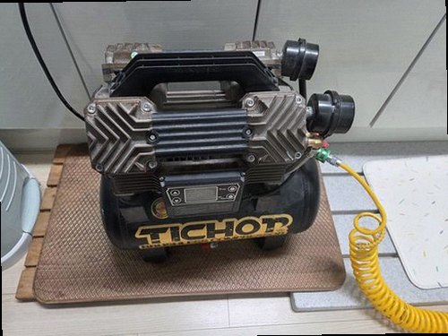 금산군 누수탐지 벽지 얼룩과 천장 수분 흔적을 확인하는 모습