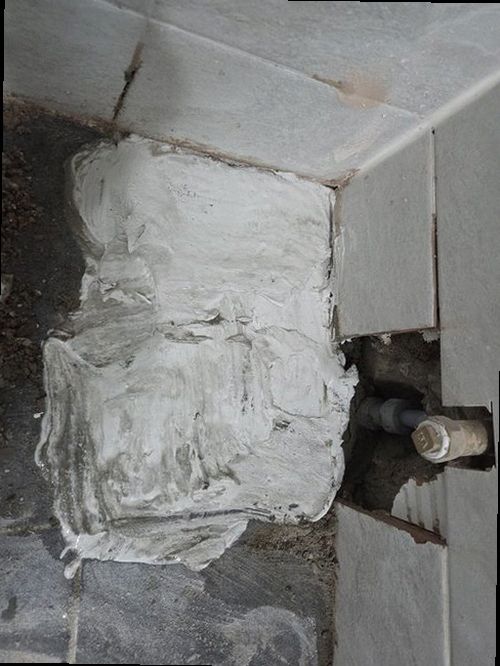 세종시 누수탐지 보일러와 분배기 주변의 배관 구조를 확인하는 현장 모습
