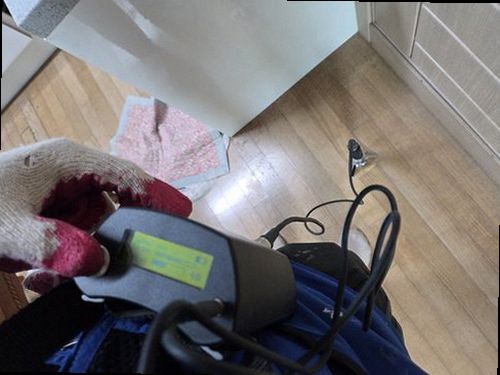 세종시 누수탐지 수도계량기와 욕실 배관 주변을 점검하는 모습