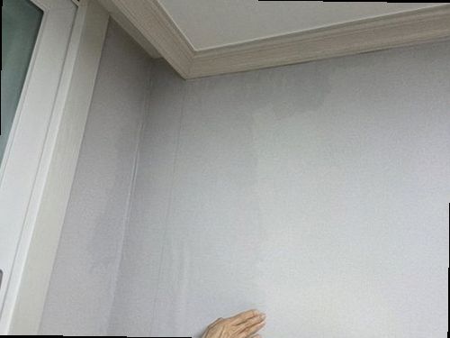 청주시 상당구 누수탐지 베란다 바닥과 창틀 주변의 누수 흔적을 확인하는 모습