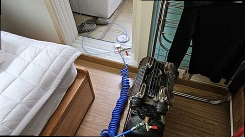 청주시 상당구 누수탐지 천장에 발생한 누수 얼룩과 수분 상태를 확인하는 모습