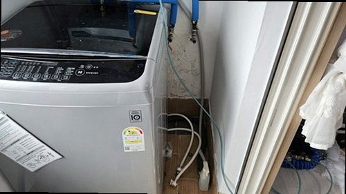 부산진구 누수탐지 싱크대 하부장과 벽지에 나타난 누수 흔적
