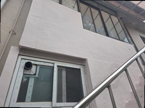부산진구 누수탐지 욕실 배수구와 베란다 창틀 주변의 누수 흔적 점검