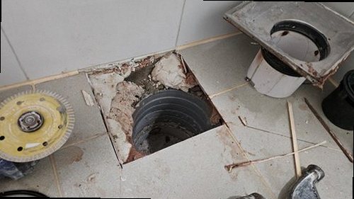 부산진구 누수탐지 천장 얼룩과 벽면 습기 흔적을 확인하는 현장 점검 모습