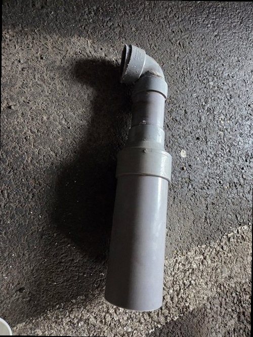 부산진구 누수탐지 싱크대 하부장과 벽면 얼룩을 확인하는 누수 점검 현장