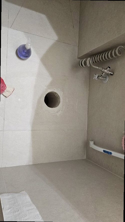 부산진구 누수탐지 벽지와 천장에 나타난 누수 얼룩을 확인하는 모습