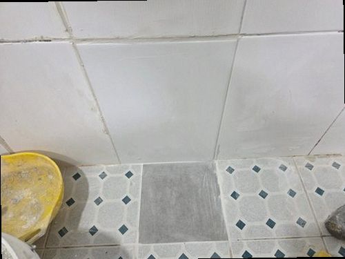 대전 서구 누수탐지 베란다 바닥과 천장 누수 흔적을 확인하는 모습