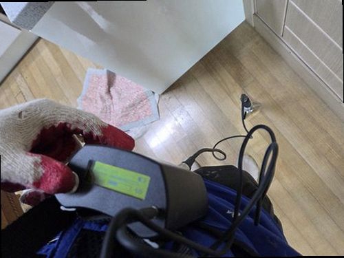 대전 서구 누수탐지 벽면에 생긴 누수 얼룩과 수분 측정기 점검 모습