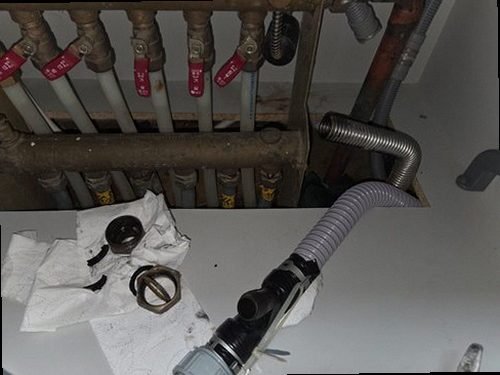 영도구 누수탐지 안방 천장 누수 흔적과 수분 측정기를 확인하는 현장