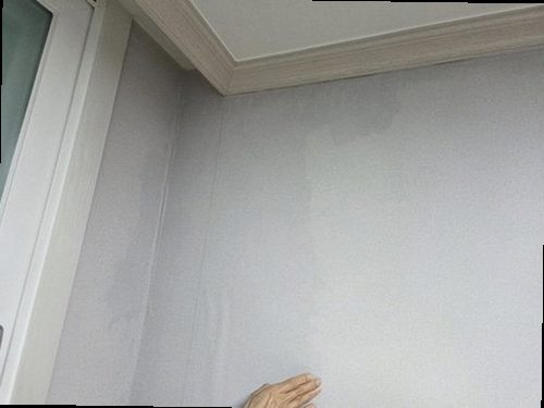 부산 북구 누수탐지 거실 천장과 벽면에 나타난 누수 흔적을 확인하는 모습