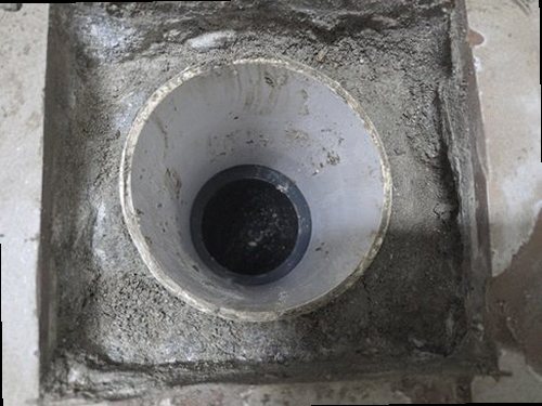 기장군 누수탐지 주거시설 누수 발생 부위와 배관 구조를 확인하는 모습