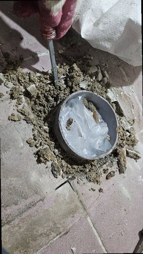 영등포구 누수탐지 베란다 천장과 벽면의 물 얼룩 및 누수 점검 모습