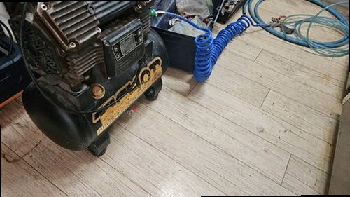 영등포구 누수탐지 거실 벽지 얼룩과 수분 상태를 확인하는 현장 점검