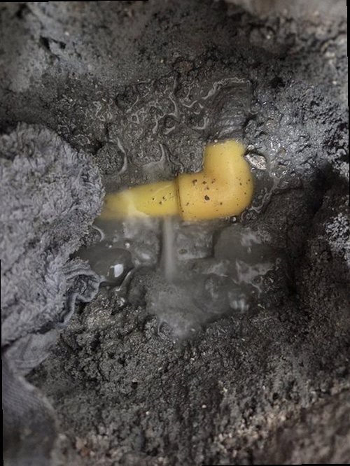 영등포구 누수탐지 수도계량기 별침과 벽면 누수 흔적을 확인하는 모습
