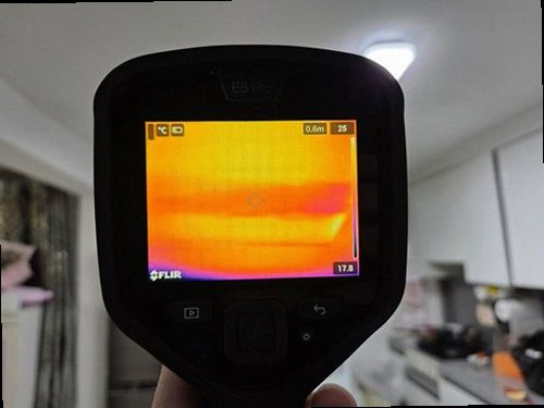 영등포구 누수탐지 거실 천장 물자국과 벽면 습기 상태를 확인하는 현장