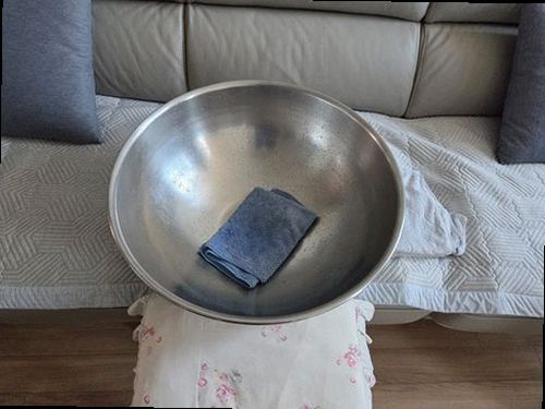 연제구 누수탐지 가스탐지기와 청음탐지기를 이용해 누수 위치를 좁히는 모습