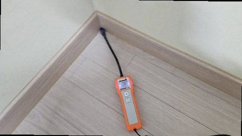 수영구 누수탐지 안방 천장 모서리에 번진 누수 흔적과 벽지 들뜸