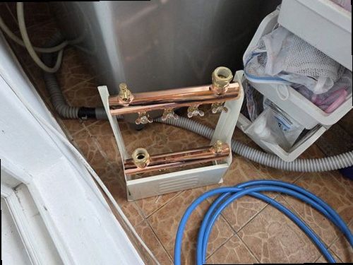 부산 남구 누수탐지 천장 물자국과 누수 피해 흔적을 확인하는 모습