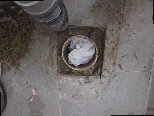 부산 남구 누수탐지 수도계량기 별침과 공압측정기를 확인하는 누수 점검 현장