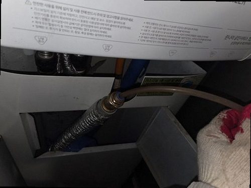 부산 강서구 누수탐지 배관 위치를 확인한 뒤 부분 굴착과 보수를 진행하는 현장